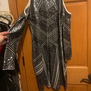 Cocktail dress with pop-out shoulders